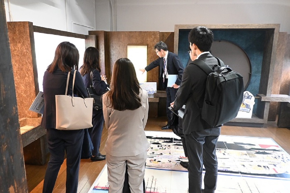 �_�ސ�^�㏊�R�[�i�[�Ő������Ă���l�q